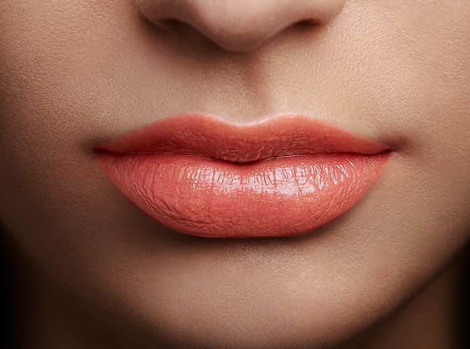 Rossetto Color Riche Shine Nude 247 Shot Of Sun Dettaglio Applicazione Prodotto Pelle Media